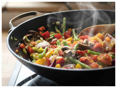 Frying pans for sauteing and stir-frying delicacies