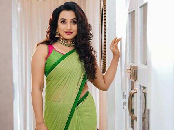 Poojitha Menon Images