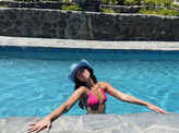 Pool pictures of Dua Lipa are turning on our summer mode!