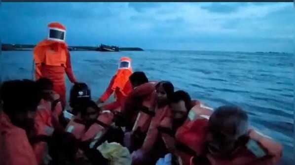 Photos: How NDRF rescued 150 trapped in the middle of Gandak river