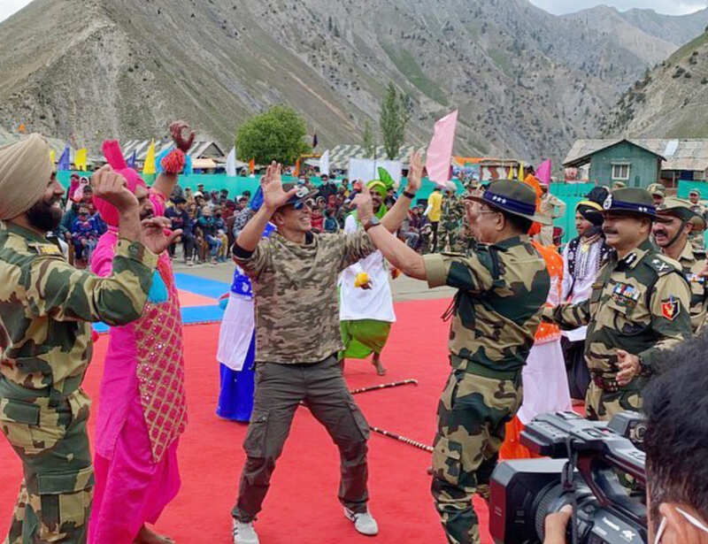 These pictures of Akshay Kumar spending time with BSF personnel you simply can&rsquo;t miss!