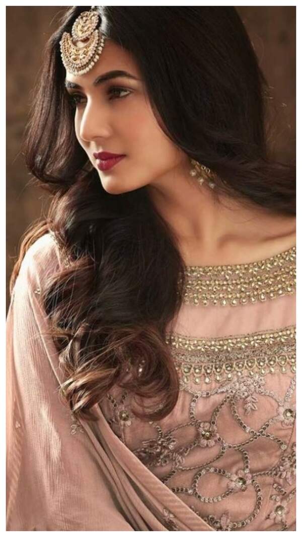 Sonal Chauhan Images