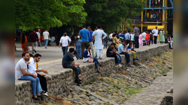 Photos: Masks slip as India ignores Covid norms