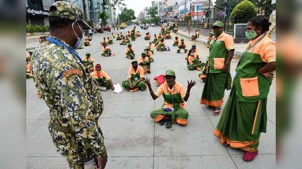 Pourakarmikas protest for Covid-19 safety equipment