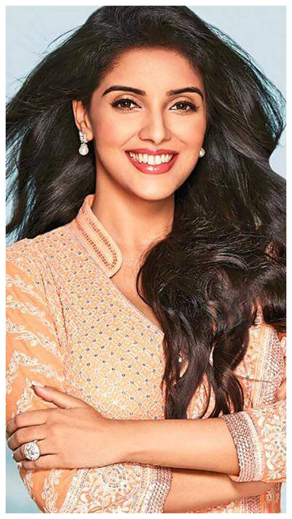 Asin Stills