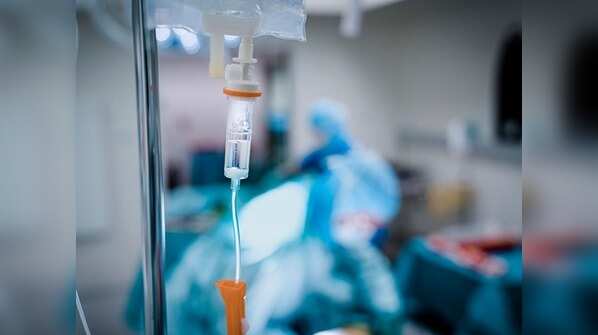 What is the link between bone death and COVID-19?