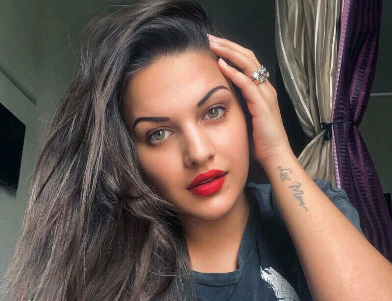 Bigg Boss fame Himanshi Khurana shells out style goals in these breathtaking pictures