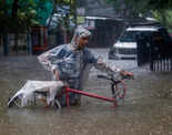 Heavy rain causes waterlogging in Mumbai