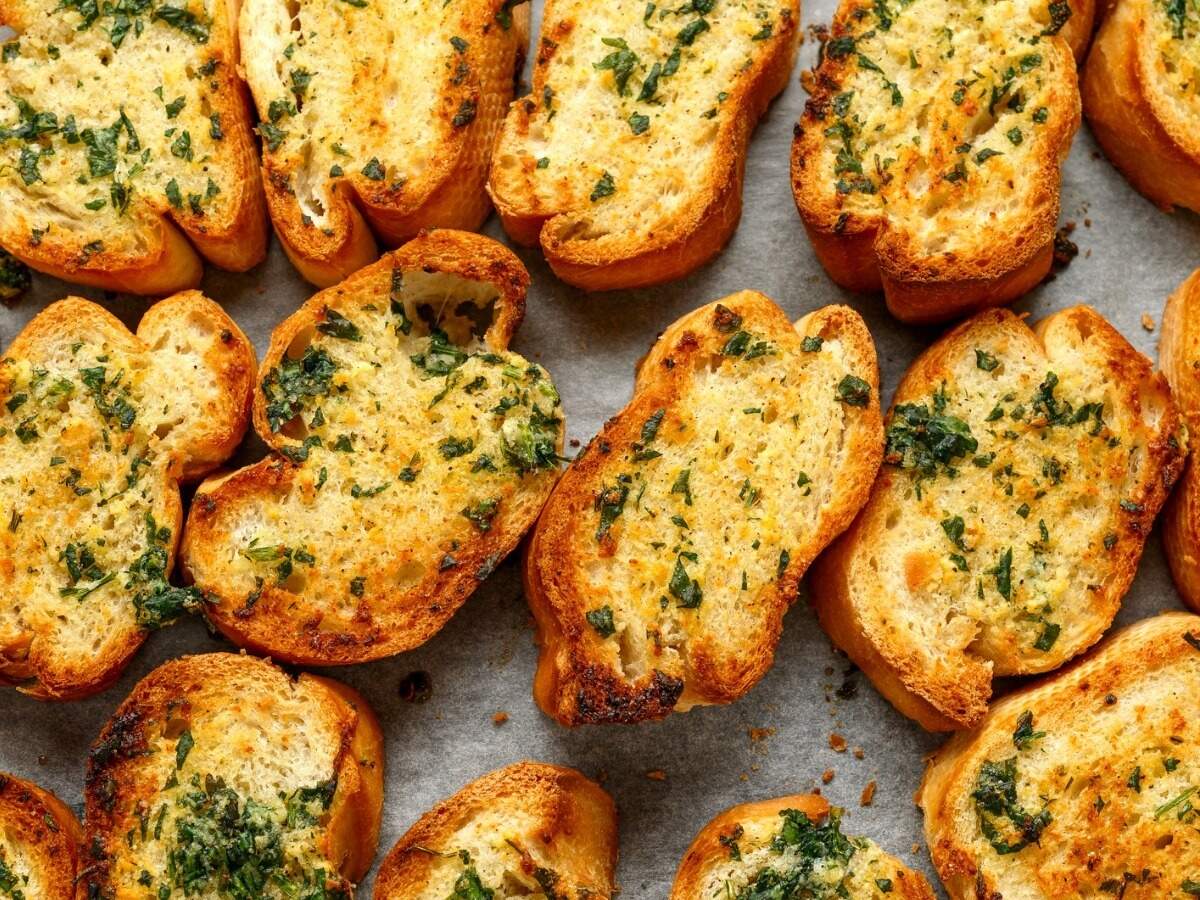 Butter Garlic Toast Recipe: How To Make Butter Garlic Toast At Home | Homemade Butter Garlic Toast Recipe