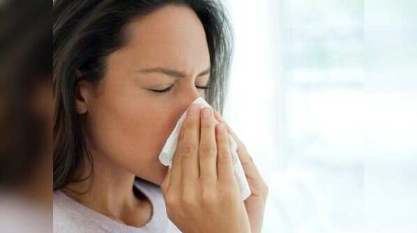 How can we differentiate between common cold and COVID?