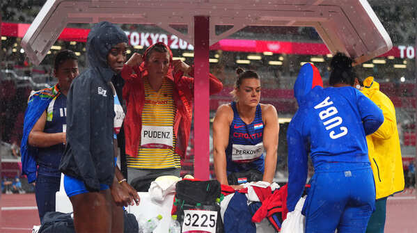 Rain halts discus throw final