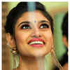 Article image for: <i class="tbold">oviya</i>'s all smiles in these clicks