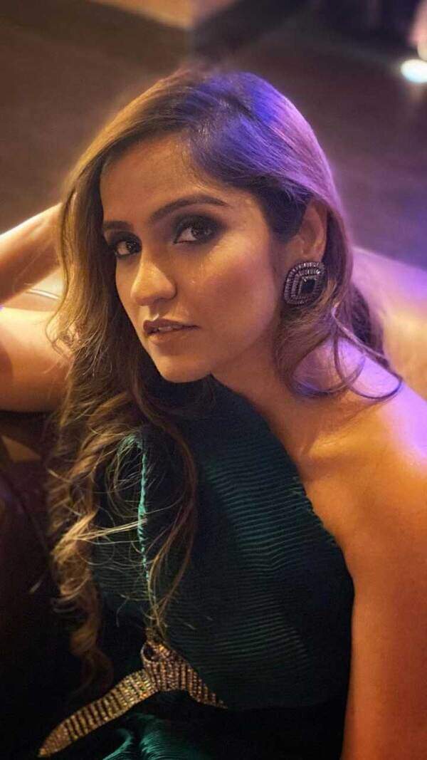Asees Kaur Photos