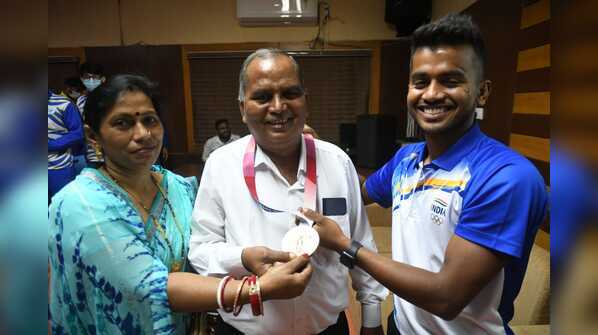 Photos: Yashodhara Raje in tears as she touches hockey star Vivek Sagar’s Olympic medal