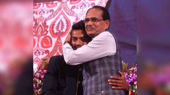 Yashodhara Raje in tears as she touches hockey star Vivek Sagar’s Olympic medal