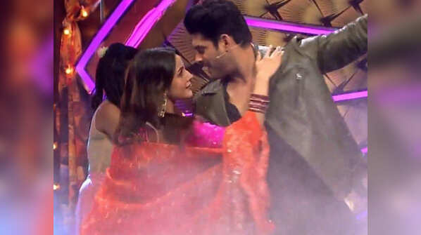 Romancing on 'Suraj Hua Madham'
