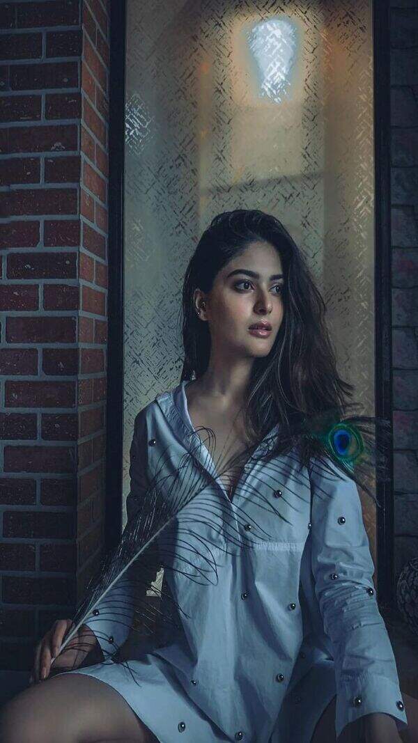 Vaibhavi Shandilya Images