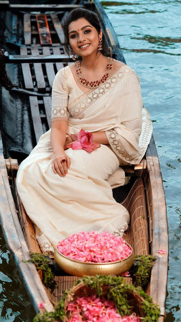 Niranjana Anoop Wallpapers