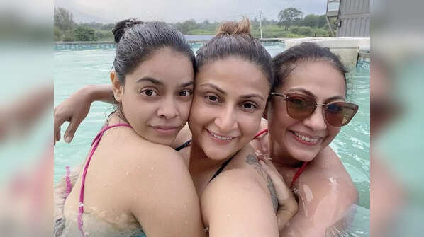 Sumona Chakravarti, Urvashi Dholakia’s pool pics are all about vacay goals; the BFFs holiday with their families