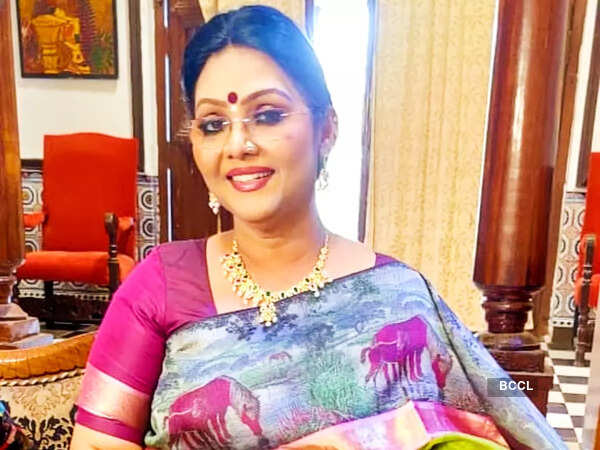 Suganya Wallpapers