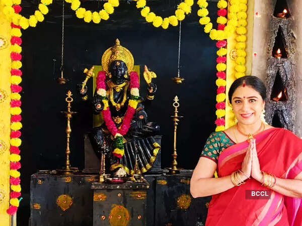 Suganya Wallpapers