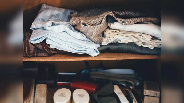 Organize the bedroom wardrobe