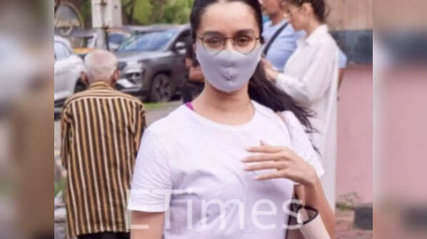 Netizens troll Shraddha Kapoor for ignoring a poor man asking for alms