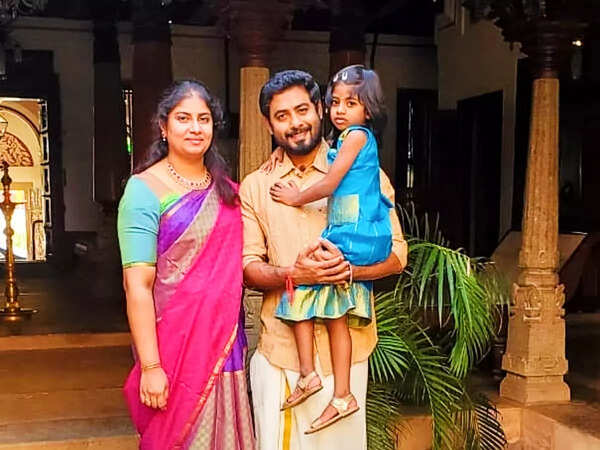 Aari Pictures