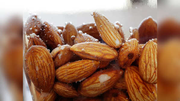 4 reasons why soaked and peeled almonds are better