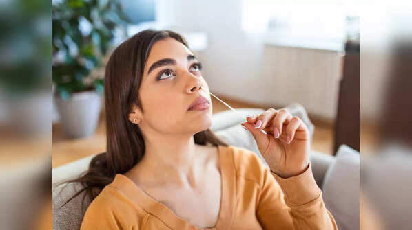 What are the ways one can differentiate a flu from a COVID-19 infection?