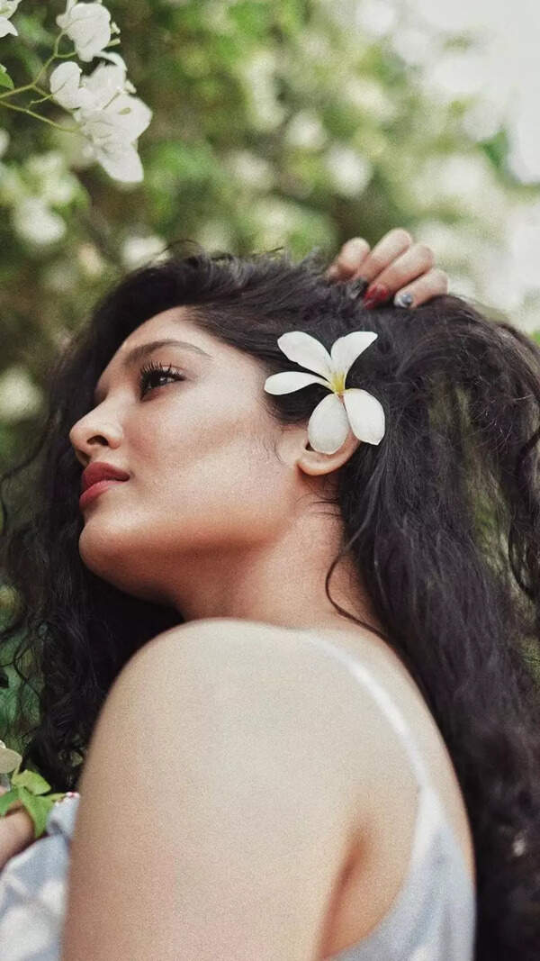 Ritika Singh Photos