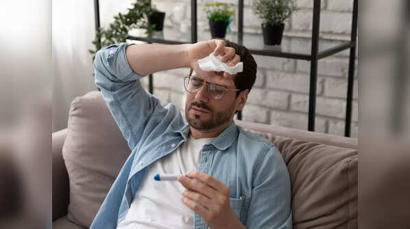 How to differentiate between a dengue and a viral fever?
