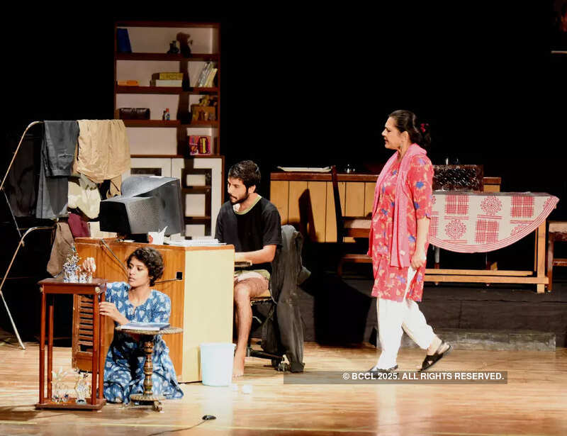 Kaanch Kay Khilauney: A play