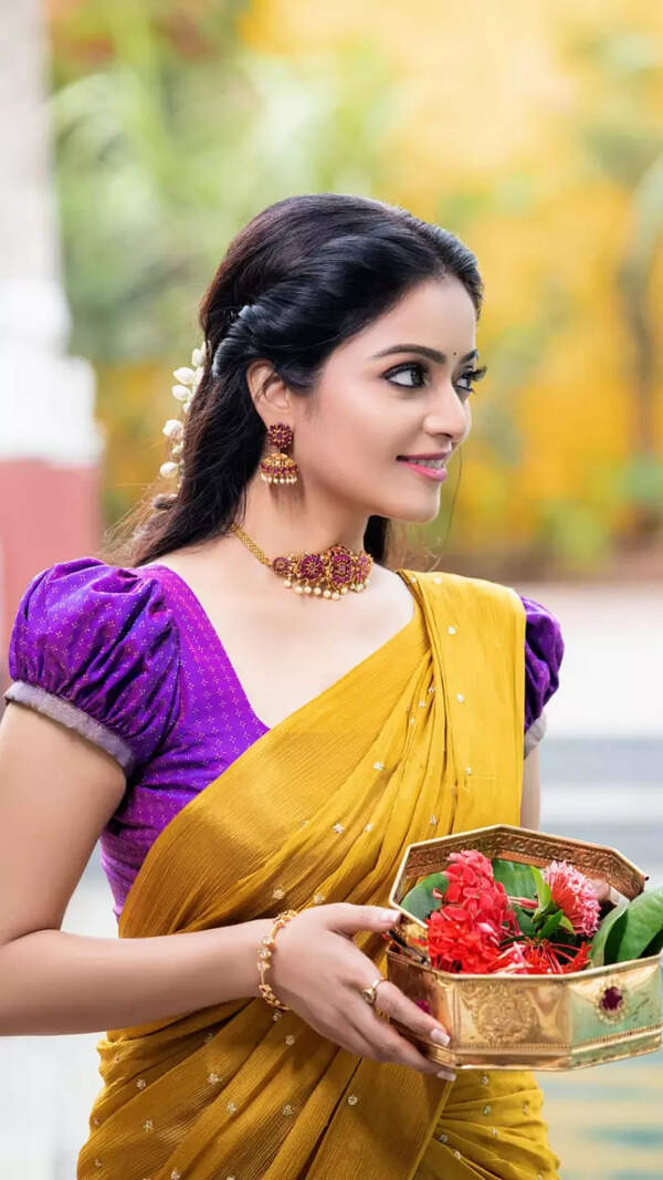 Janani Iyer Images