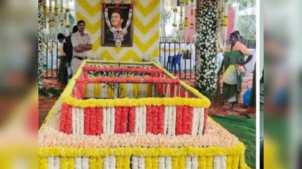 Team Yarivalu visit Puneeth Rajkumar's Samadhi