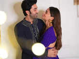 Ranbir Kapoor and Alia Bhatt can't take their eyes off each other in these lovely Diwali celebration pictures