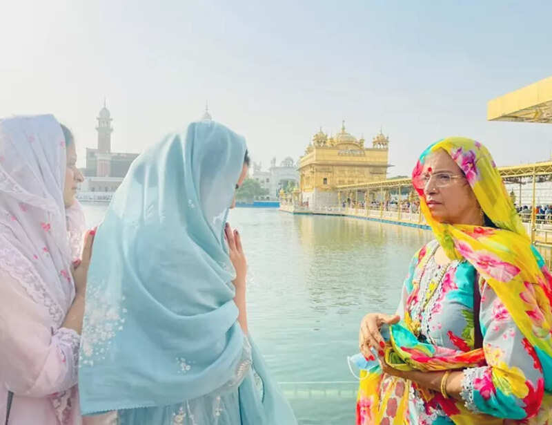 This picture of Kangana Ranaut from Golden Temple trends; actress files FIR after getting death threats
