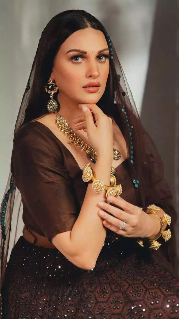 Himanshi Khurana Images