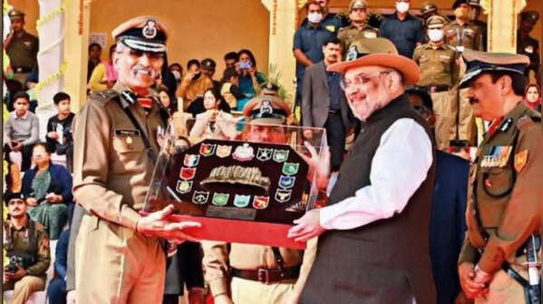 BSF DG presents a memento to Amit Shah.