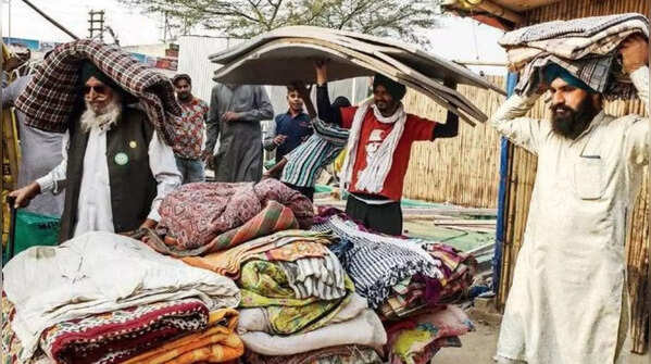 Farmers packing up at Singhu border