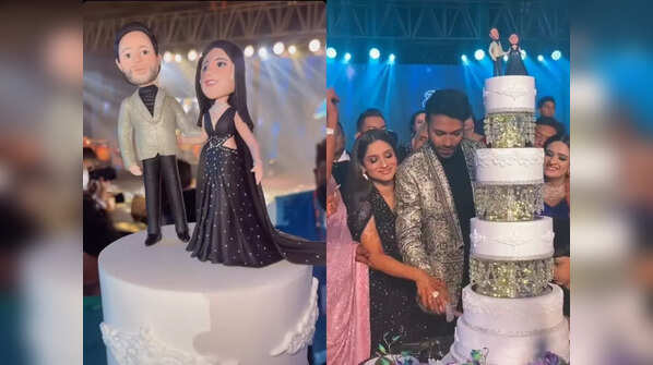 Couple cuts the cake