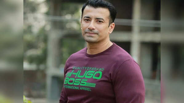 Rishi Kaushik as Dr. Anubhab