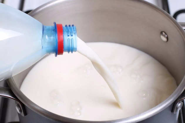 milk-in-a-saucepan-picture-id636690634