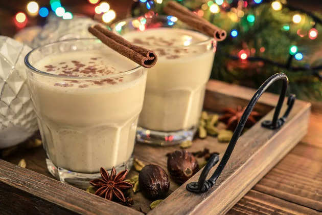 traditional-christmas-drink-eggnog-picture-id1000104896