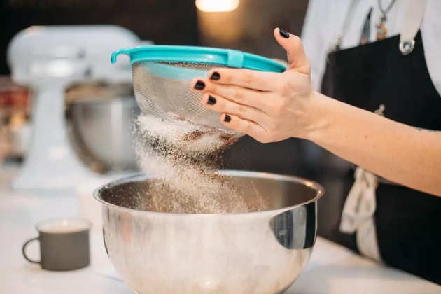 woman-hands-sieving-flour-picture-id1147348761 (2)