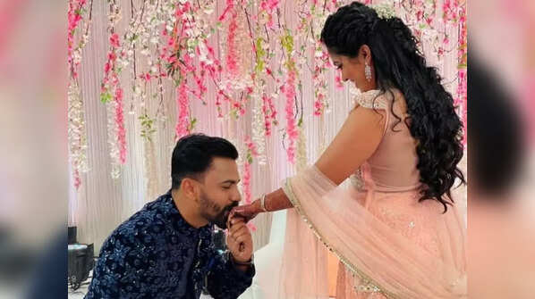 Dhawal kisses Sayli's hand