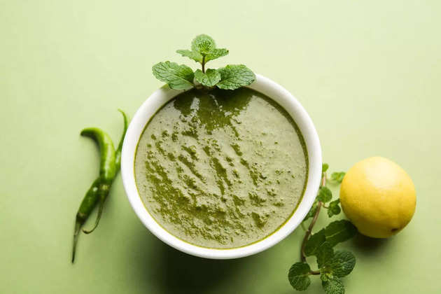 healthy-green-mint-chutney-made-with-coriander-pudina-and-spices-picture-id1083227160