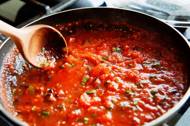 preparing-fresh-tomato-sauce-in-a-domestic-kitchen-picture-id1127973172 (1)