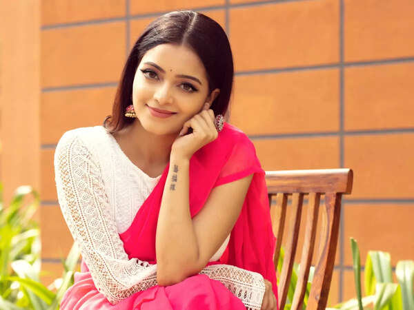 Janani Iyer Photos
