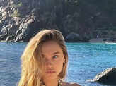 Internet sensation Alexis Ren steams up the cyberspace with her bewitching pictures